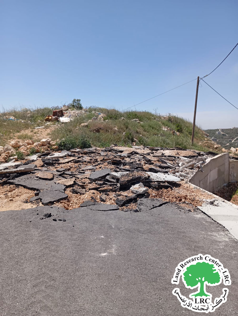 الاحتلال  الإسرائيلي  يجرف مقطع  من طريق معبّد  في قرية  ياسوف شرق سلفيت | LRC