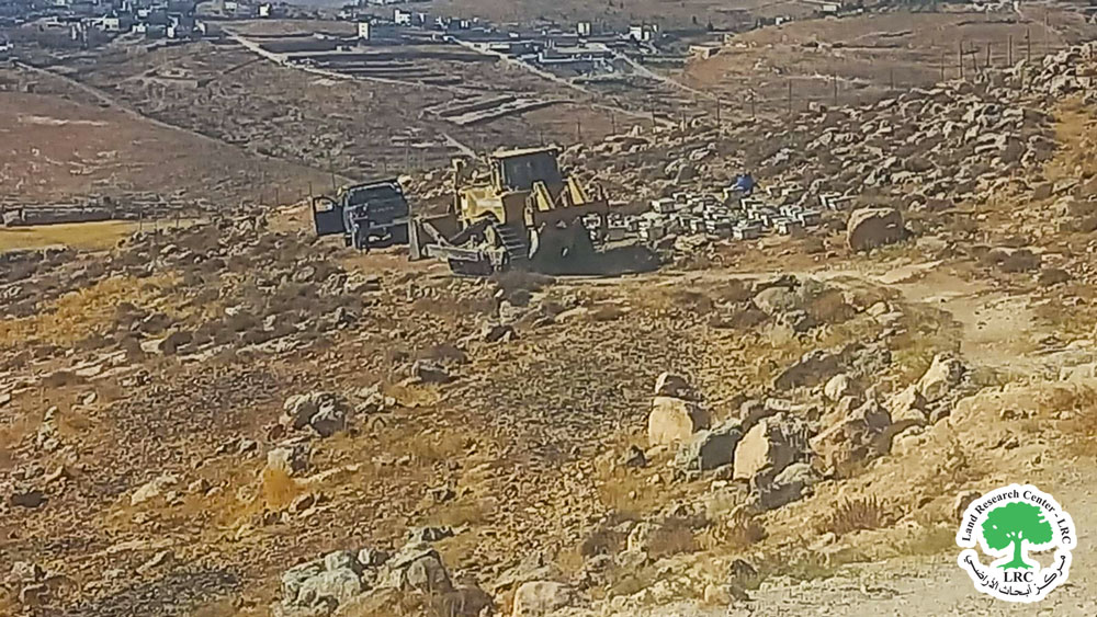 مستعمرة جديدة على أراضيها .. مستعمرون يجرفون أراضي المواطنين في قرية بيرين جنوب بني نعيم بمحافظة الخليل | LRC
