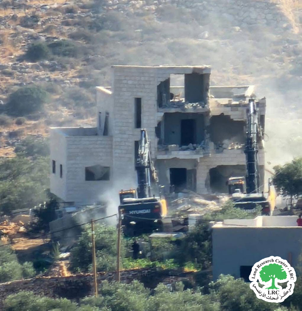 الاحتلال  الإسرائيلي يهدم  مبنى سكني ومنشأة حرفية  في قرية رافات غرب سلفيت | LRC