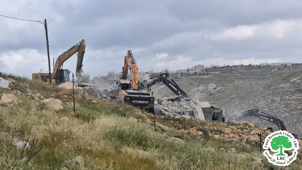 الاحتلال يهدم 3 مساكن وآبار مياه لعائلة الهرش في قرية الريحية جنوب الخليل | LRC