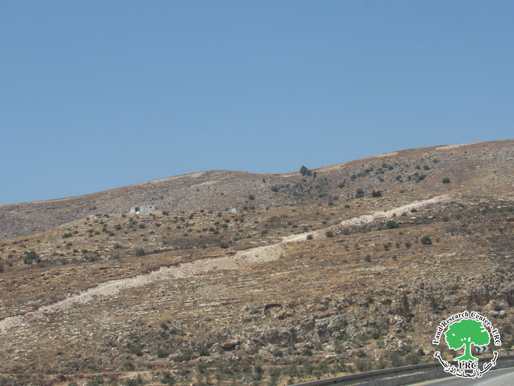 شق طريق استعماري جديد لتوسعة البؤرة الاستعمارية في قرية دوما جنوب نابلس | LRC