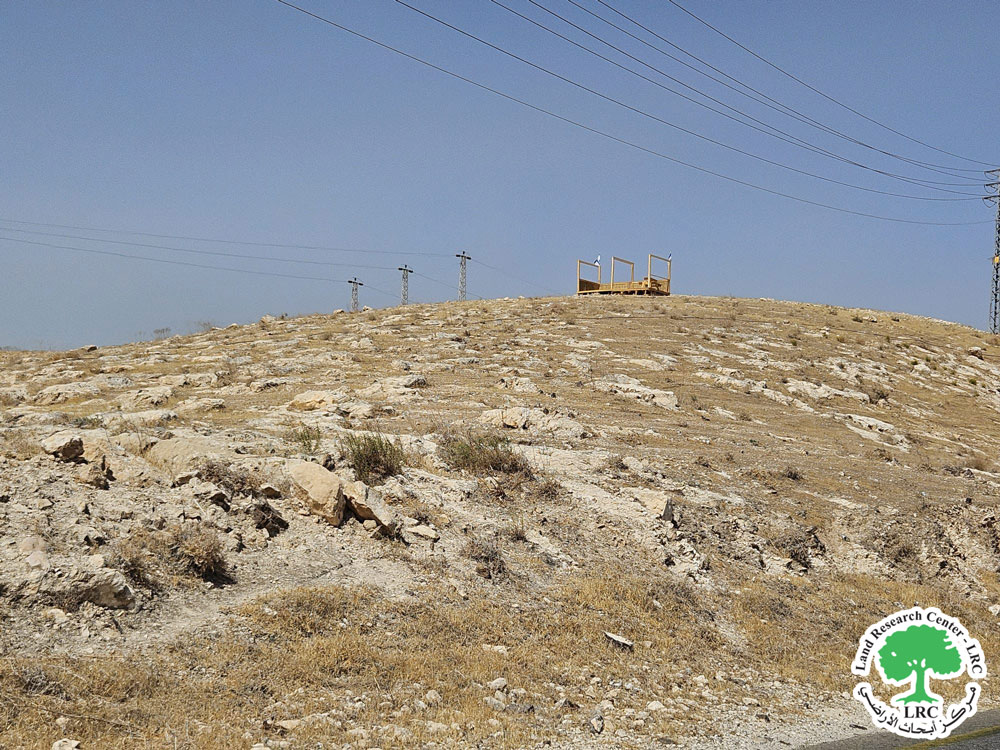 تهدد مساحات واسعة من الأراضي الرعوية .. مستعمرون ينشؤون بؤرة استعمارية جديدة على تلة جبل في منطقة  المعرجات شرق رام الله | LRC