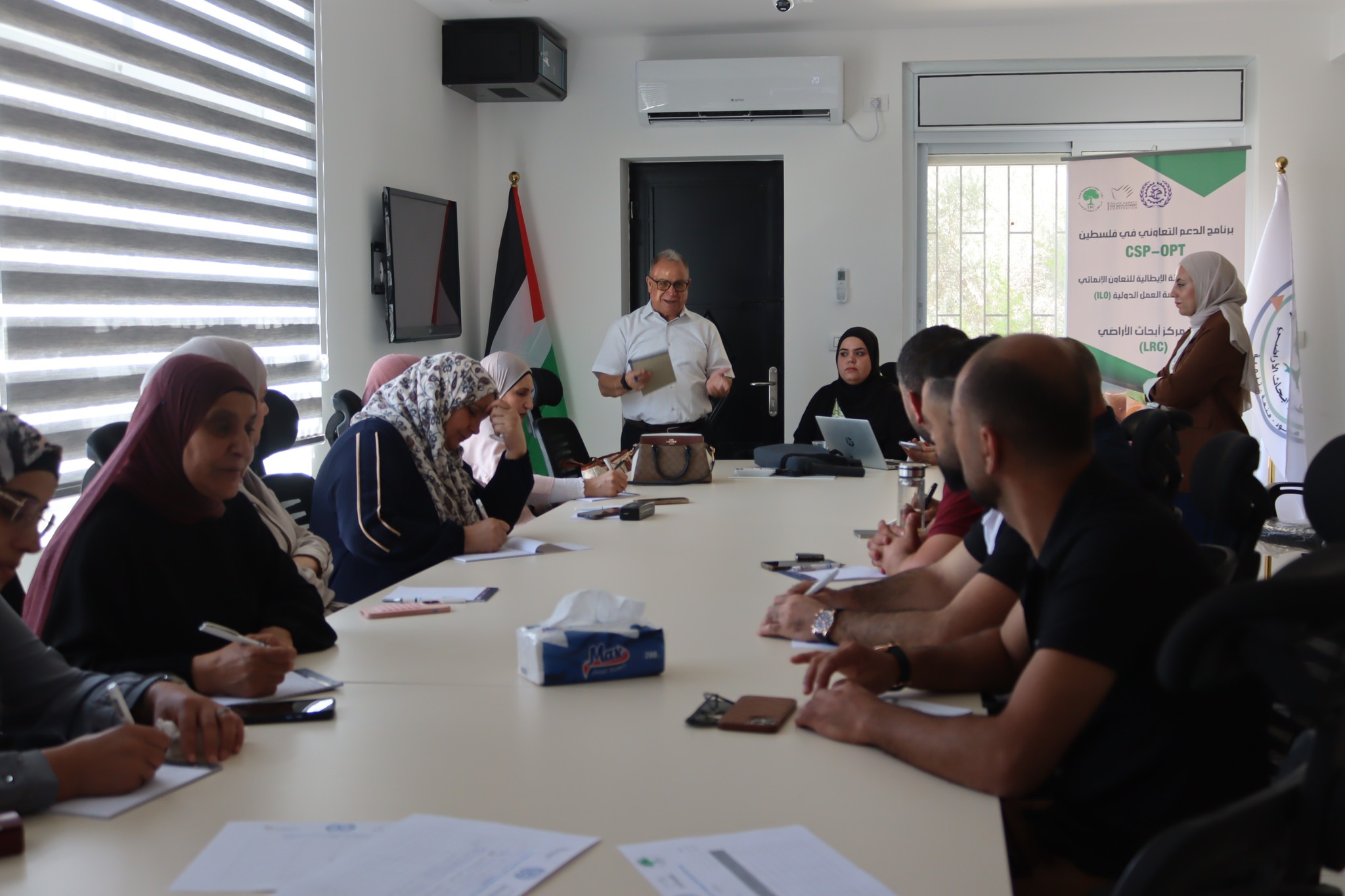 مركز أبحاث الأراضي يُنفذ دورة تدريبية مكثفة في التسويق التقليدي والإلكتروني | LRC