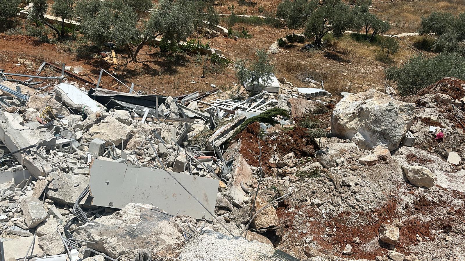 هدم مسكن لعائلة قزمار في قرية عزبة سلمان شمال شرق قلقيلية | LRC